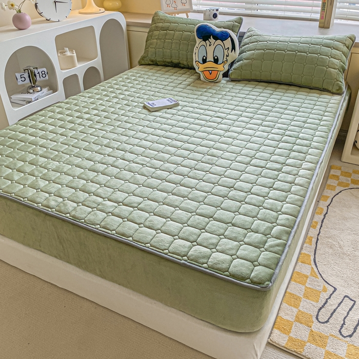 91家纺网 家纺一手货源 找家纺 卡伦家纺 2025新款A类牛奶绒大豆纤维抗菌夹棉床笠 抹茶绿