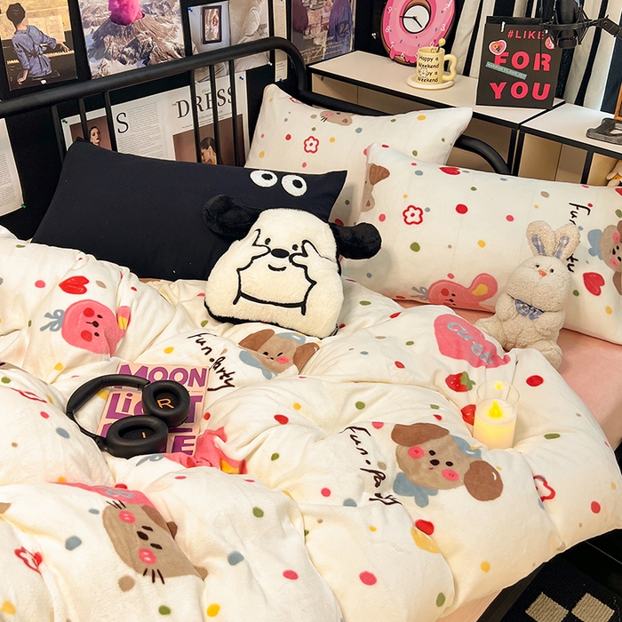 91家纺网 家纺一手货源 找家纺 HL原创 2024新款黑色场景印花牛奶绒四件套 糖果屋