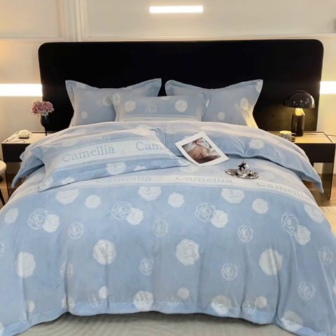 91家纺网 家纺一手货源 找家纺 席之家 2024新款A类平雕印花全消光260克雅丝绒四件套香奈茶花蓝