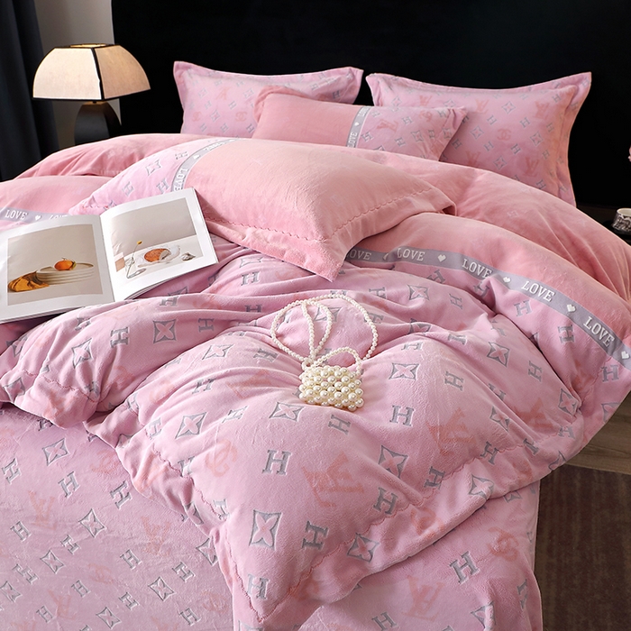 91家纺网 家纺一手货源 找家纺 席之家 2024新款A类平雕印花全消光260克雅丝绒四件套 胭脂粉