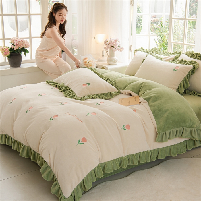 91家纺网 家纺一手货源 找家纺 笙意家纺 2025新款牛奶绒花边郁金香花卉樱桃刺绣四件套 郁金香-奶昔白+月牙绿