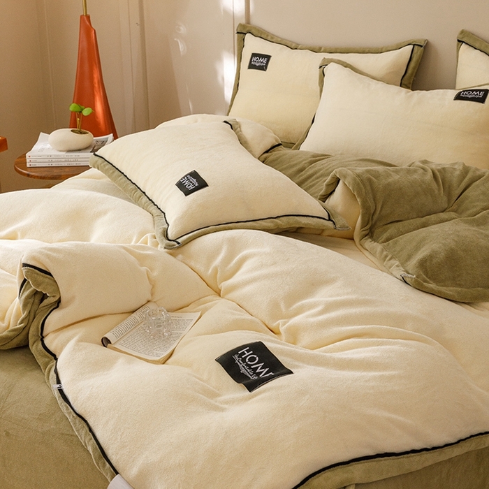 91家纺网 家纺一手货源 找家纺 蜜柚 2024新款纯色简约双拼高克重牛奶绒包边四件套 奶昔白+莫迪绿