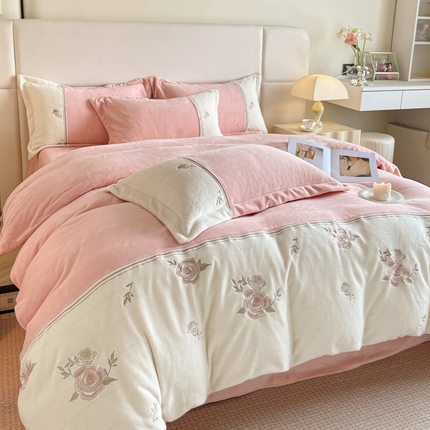 91家纺网 家纺一手货源 找家纺 （总）金牛座家纺 2025新款牛奶绒拼接刺绣四件套-遇见系列