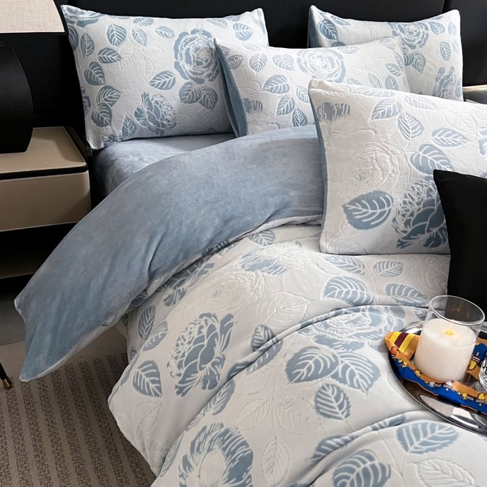 91家纺网 家纺一手货源 找家纺 HL原创 2024新款轻奢风雕花牛奶绒四件套 玫瑰庄园-蓝
