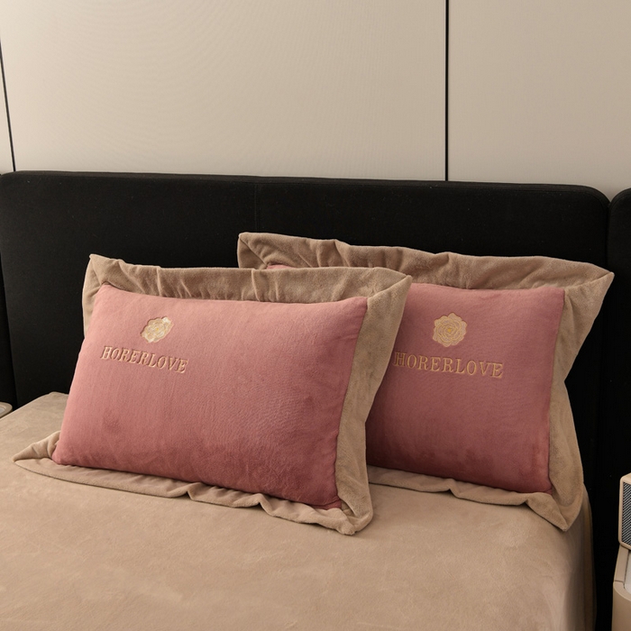 91家纺网 家纺一手货源 找家纺 湘雪家居  2025新款高克重纯色刺绣宽边款牛奶绒四件套 花韵-豆沙