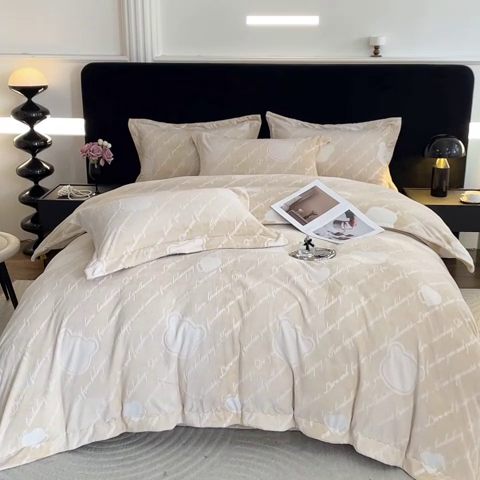 91家纺网 家纺一手货源 找家纺 席之家 2024新款A类平雕印花全消光260克雅丝绒四件套驼