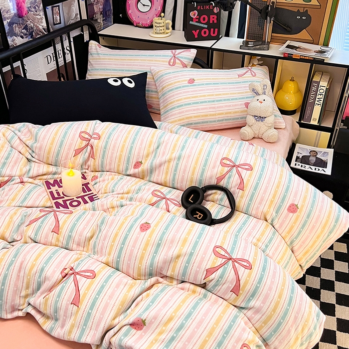 91家纺网 家纺一手货源 找家纺 HL原创 2024新款黑色场景印花牛奶绒四件套 彩虹糖