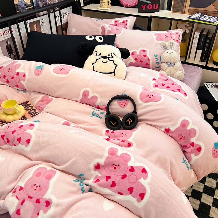 91家纺网 家纺一手货源 找家纺 HL原创 2024新款黑色场景印花牛奶绒四件套 多巴胺兔