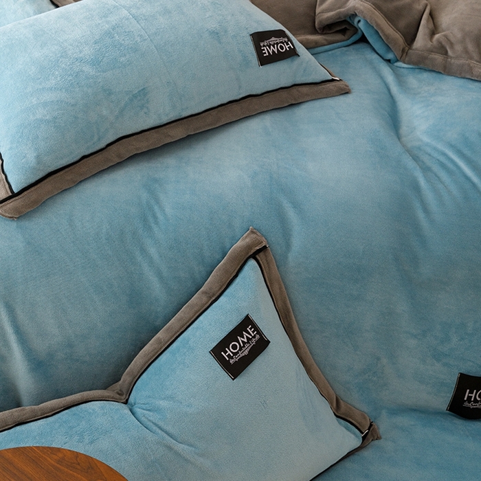 91家纺网 家纺一手货源 找家纺 蜜柚 2024新款纯色简约双拼高克重牛奶绒包边四件套 北极蓝+高级灰