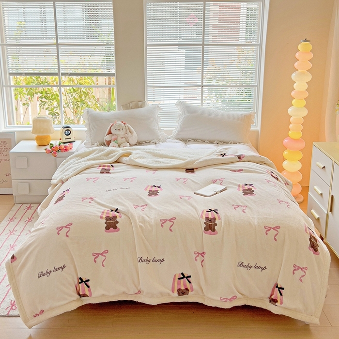 91家纺网 家纺一手货源 找家纺 鑫喜莱家纺 2024新款牛奶绒羊羔绒盖毯毛毯毯子午睡毯 蝴蝶结小熊