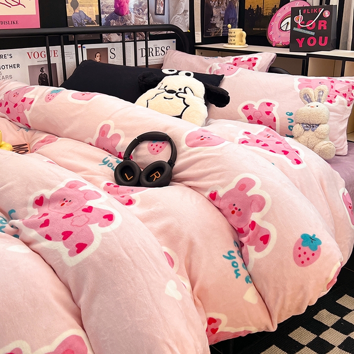 91家纺网 家纺一手货源 找家纺 HL原创 2024新款黑色场景印花牛奶绒四件套 多巴胺兔