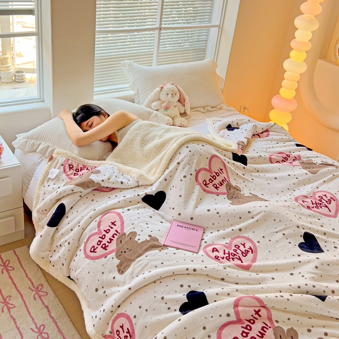 91家纺网 家纺一手货源 找家纺 鑫喜莱家纺 2024新款牛奶绒羊羔绒盖毯毛毯毯子午睡毯 多巴胺小兔