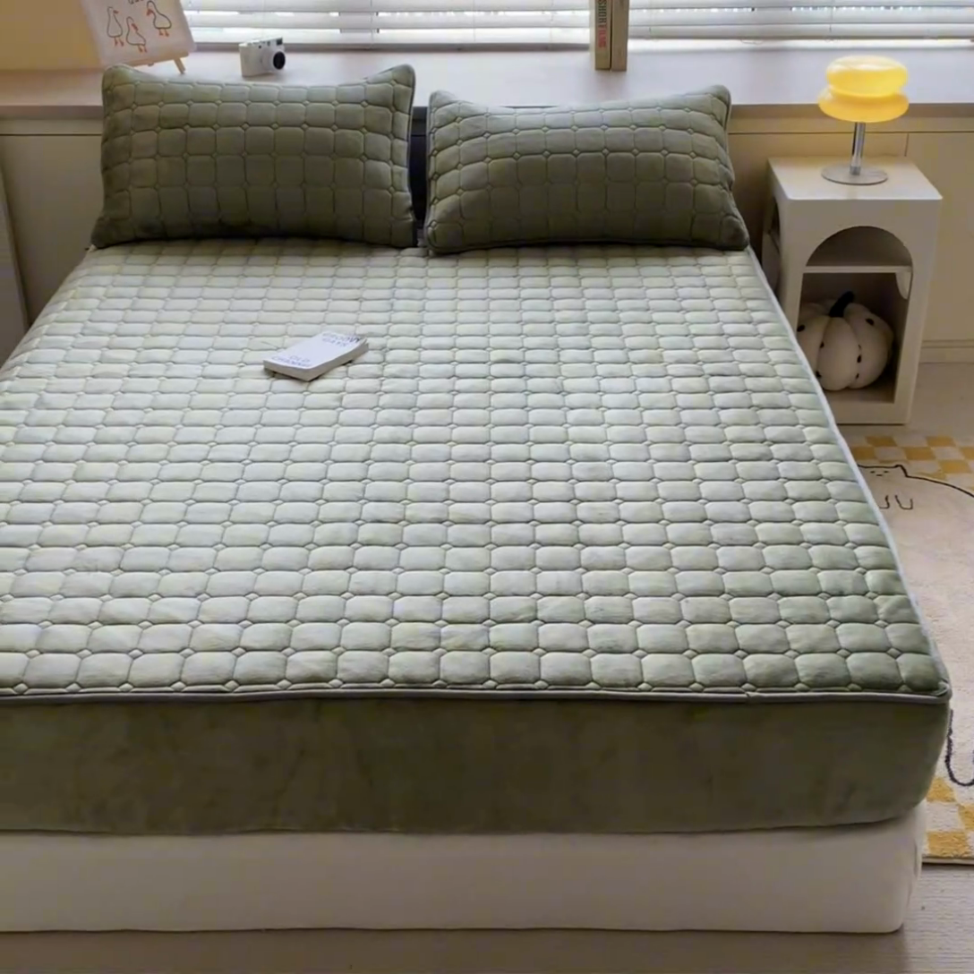 91家纺网 家纺一手货源 找家纺 卡伦家纺 2025新款A类牛奶绒大豆纤维抗菌夹棉床笠 抹茶绿