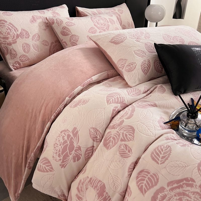 91家纺网 家纺一手货源 找家纺 HL原创 2024新款轻奢风雕花牛奶绒四件套 玫瑰庄园-粉