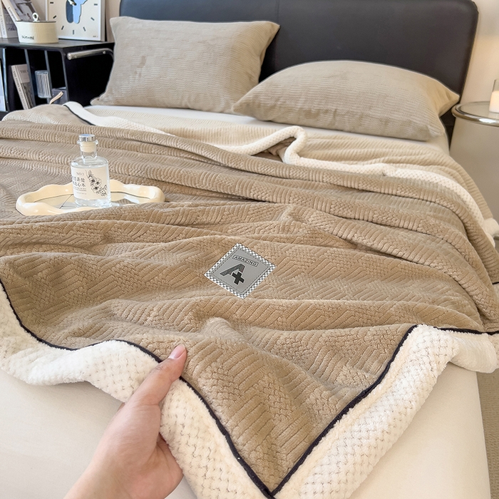 91家纺网 家纺一手货源 找家纺 欧邦 新款简约针织绒毯牛奶绒包边单层毛毯 风铃咖（白边）