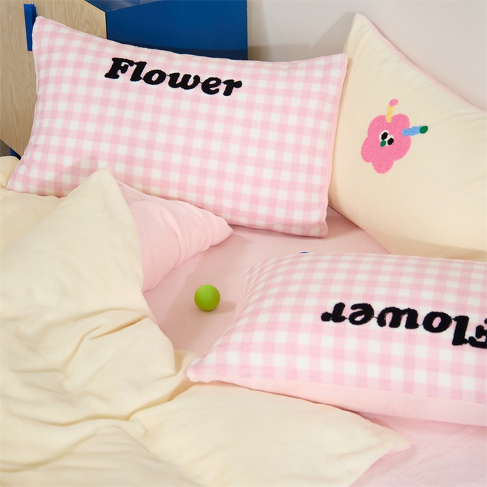 91家纺网 家纺一手货源 找家纺 呗旺鹿 2024新款高克重小清新拼接款毛巾绣牛奶绒四件套原创 花花