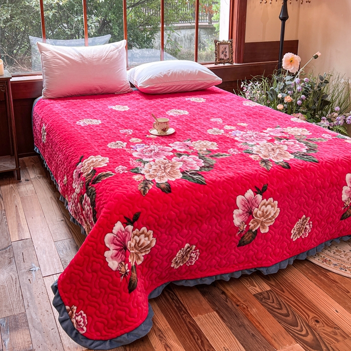 91家纺网 家纺一手货源 找家纺 有品 2025年牛奶绒花边5D跑量款夹棉床盖 国色天香