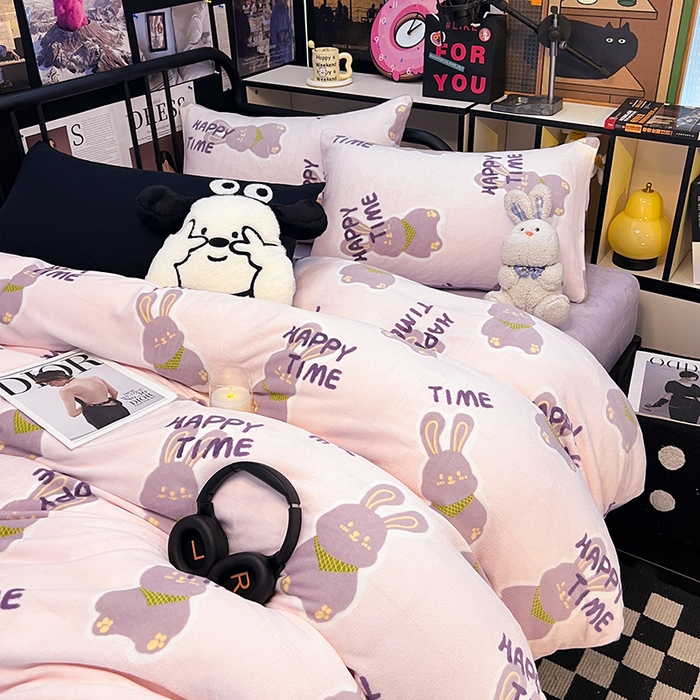 91家纺网 家纺一手货源 找家纺 HL原创 2024新款黑色场景印花牛奶绒四件套 紫韵兔兔