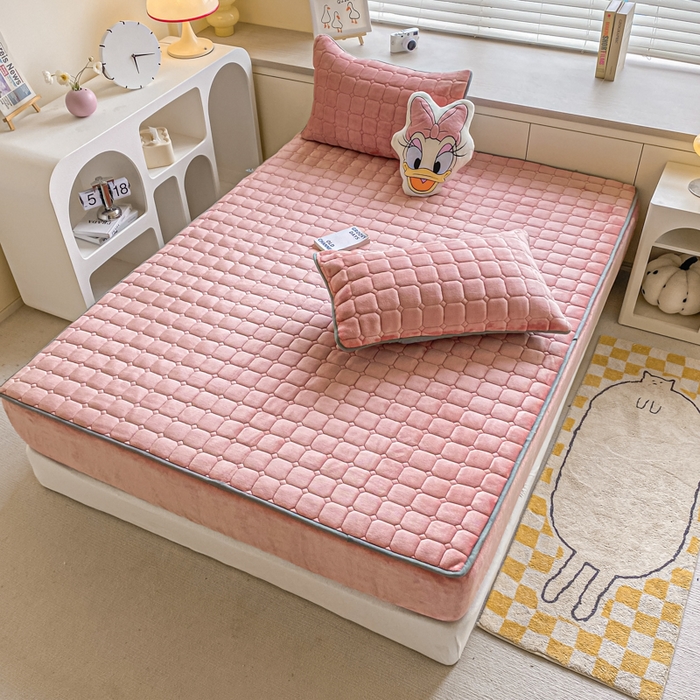 91家纺网 家纺一手货源 找家纺 卡伦家纺 2025新款A类牛奶绒大豆纤维抗菌夹棉床笠 红豆沙