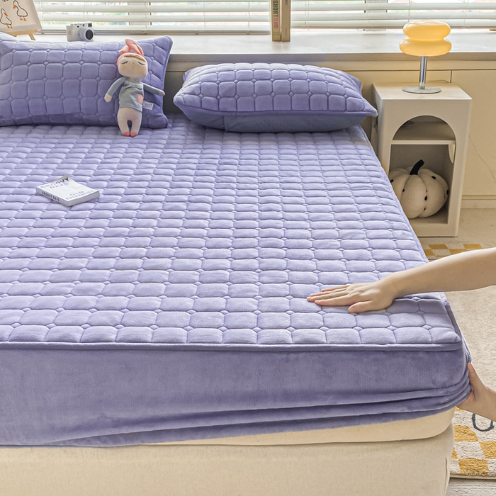 91家纺网 家纺一手货源 找家纺 卡伦家纺 2025新款A类牛奶绒大豆纤维抗菌夹棉床笠 高贵紫