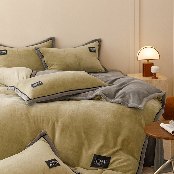 91家纺网 家纺一手货源 找家纺 蜜柚 2024新款纯色简约双拼高克重牛奶绒包边四件套 莫迪绿+高级灰