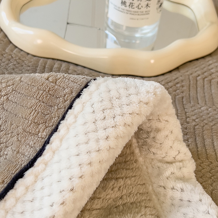 91家纺网 家纺一手货源 找家纺 欧邦 新款简约针织绒毯牛奶绒包边单层毛毯 风铃咖（白边）