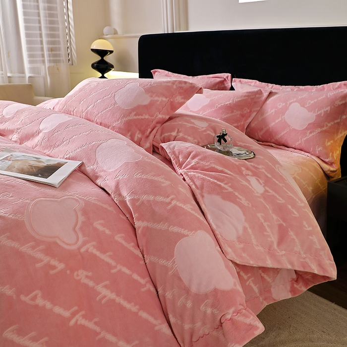 91家纺网 家纺一手货源 找家纺 席之家 2024新款A类平雕印花全消光260克雅丝绒四件套米奇粉