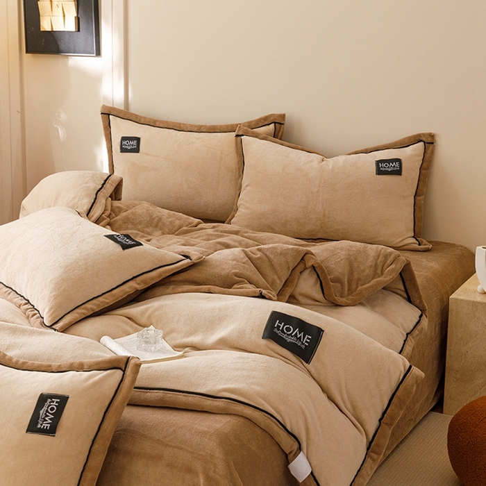 91家纺网 家纺一手货源 找家纺 蜜柚 2024新款纯色简约双拼高克重牛奶绒包边四件套 奶茶+可可咖