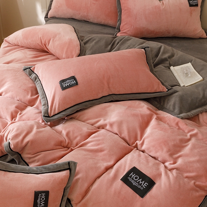 91家纺网 家纺一手货源 找家纺 蜜柚 2024新款纯色简约双拼高克重牛奶绒包边四件套 西瓜红+高级灰