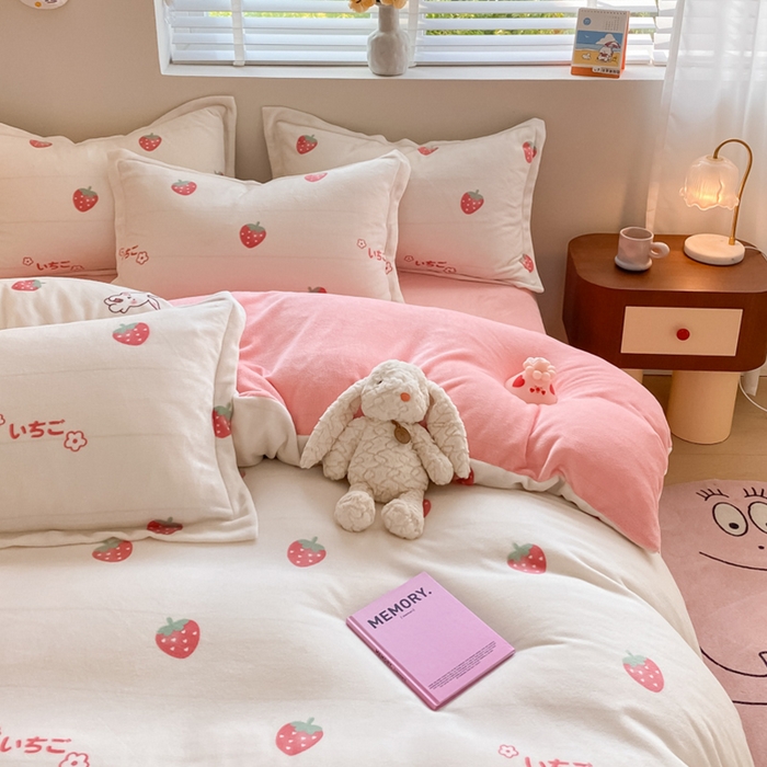 91家纺网 家纺一手货源 找家纺 梦之岛 2024新款高克重小清新印花牛奶绒保暖四件套 草莓兔