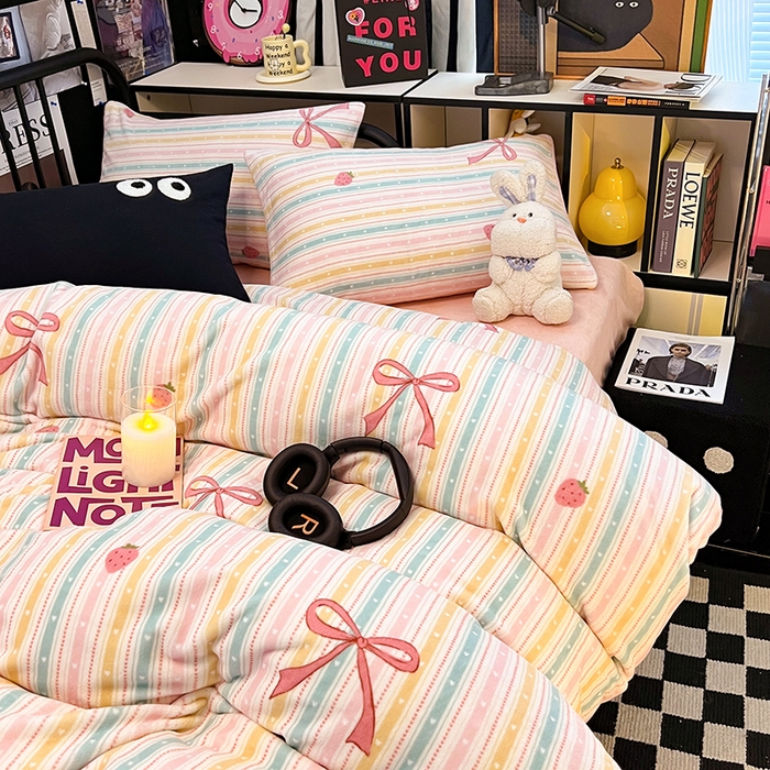 91家纺网 家纺一手货源 找家纺 HL原创 2024新款黑色场景印花牛奶绒四件套 彩虹糖