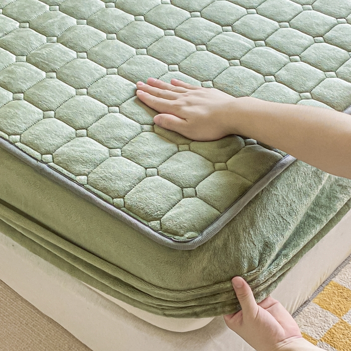 91家纺网 家纺一手货源 找家纺 卡伦家纺 2025新款A类牛奶绒大豆纤维抗菌夹棉床笠 抹茶绿