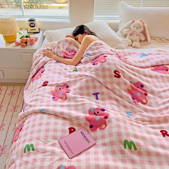 91家纺网 家纺一手货源 找家纺 鑫喜莱家纺 2024新款牛奶绒羊羔绒盖毯毛毯毯子午睡毯 粉格小怪兽