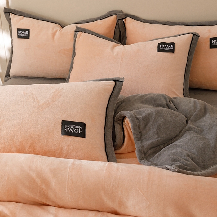 91家纺网 家纺一手货源 找家纺 蜜柚 2024新款纯色简约双拼高克重牛奶绒包边四件套 桃粉+高级灰