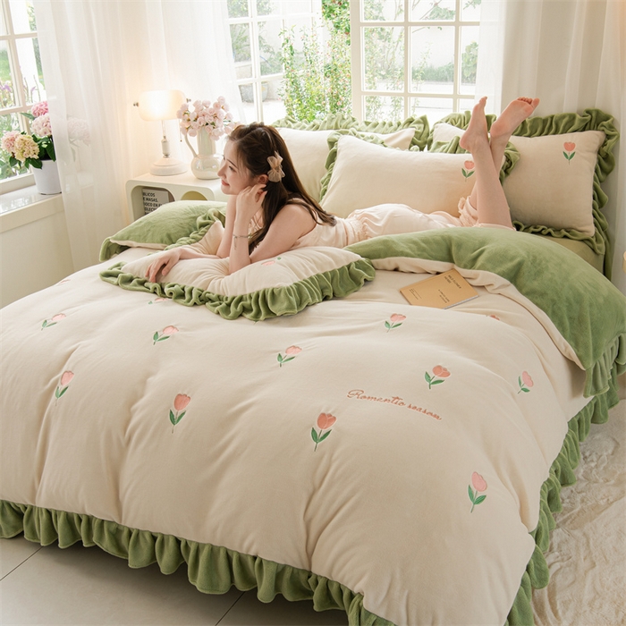 91家纺网 家纺一手货源 找家纺 笙意家纺 2025新款牛奶绒花边郁金香花卉樱桃刺绣四件套 郁金香-奶昔白+月牙绿