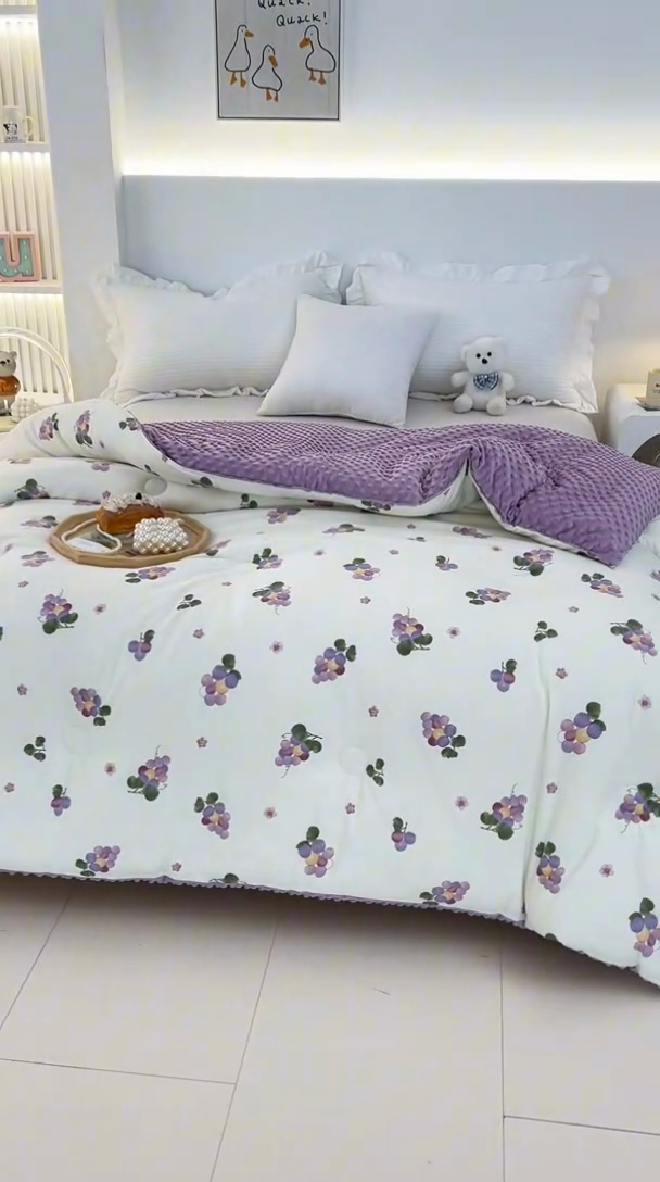 91家纺网 家纺一手货源 找家纺 爱宝被业 2025新款水洗棉双层纱豆豆绒被 多彩萄萄