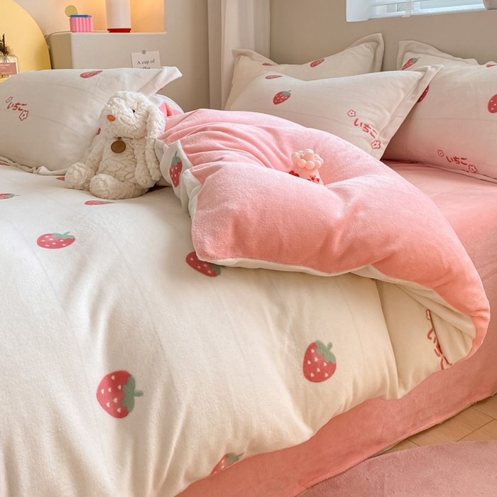 91家纺网 家纺一手货源 找家纺 梦之岛 2024新款高克重小清新印花牛奶绒保暖四件套 草莓兔