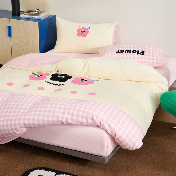 91家纺网 家纺一手货源 找家纺 呗旺鹿 2024新款高克重小清新拼接款毛巾绣牛奶绒四件套原创 花花