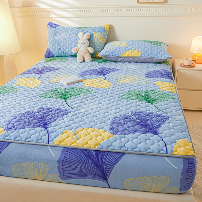 91家纺网 家纺一手货源 找家纺 卡伦家纺 2025新款A类牛奶绒大豆纤维抗菌夹棉床笠 金叶飘香