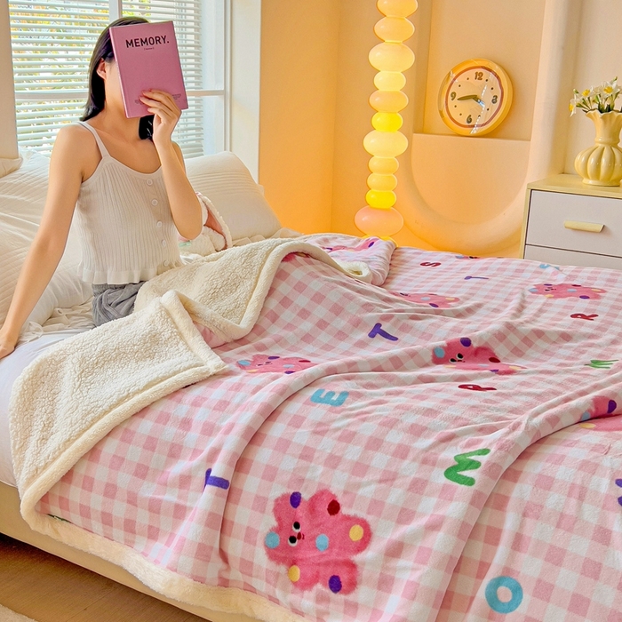 91家纺网 家纺一手货源 找家纺 鑫喜莱家纺 2024新款牛奶绒羊羔绒盖毯毛毯毯子午睡毯 粉格小怪兽