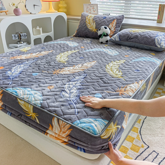 91家纺网 家纺一手货源 找家纺 卡伦家纺 2025新款A类牛奶绒大豆纤维抗菌夹棉床笠 轻羽飞扬