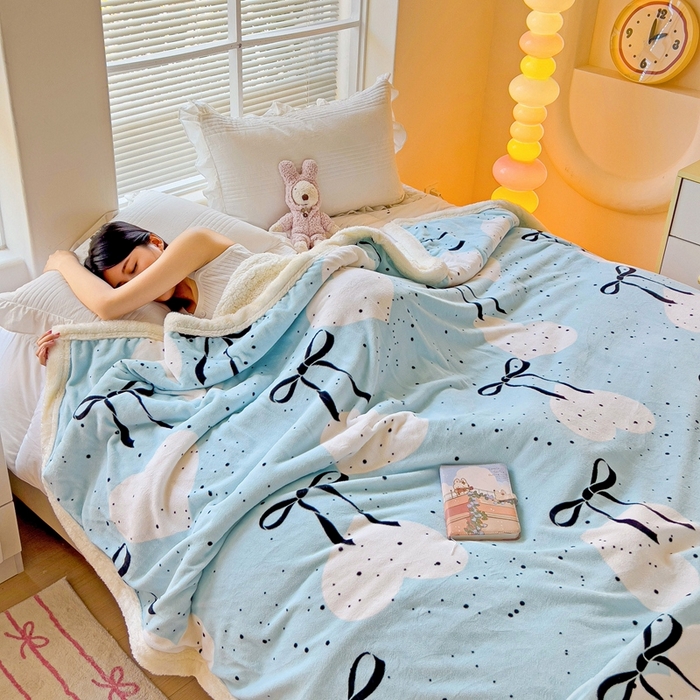 91家纺网 家纺一手货源 找家纺 鑫喜莱家纺 2024新款牛奶绒羊羔绒盖毯毛毯毯子午睡毯 蓝色蝴蝶结