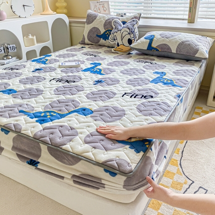 91家纺网 家纺一手货源 找家纺 卡伦家纺 2025新款A类牛奶绒大豆纤维抗菌夹棉床笠 星幻恐龙