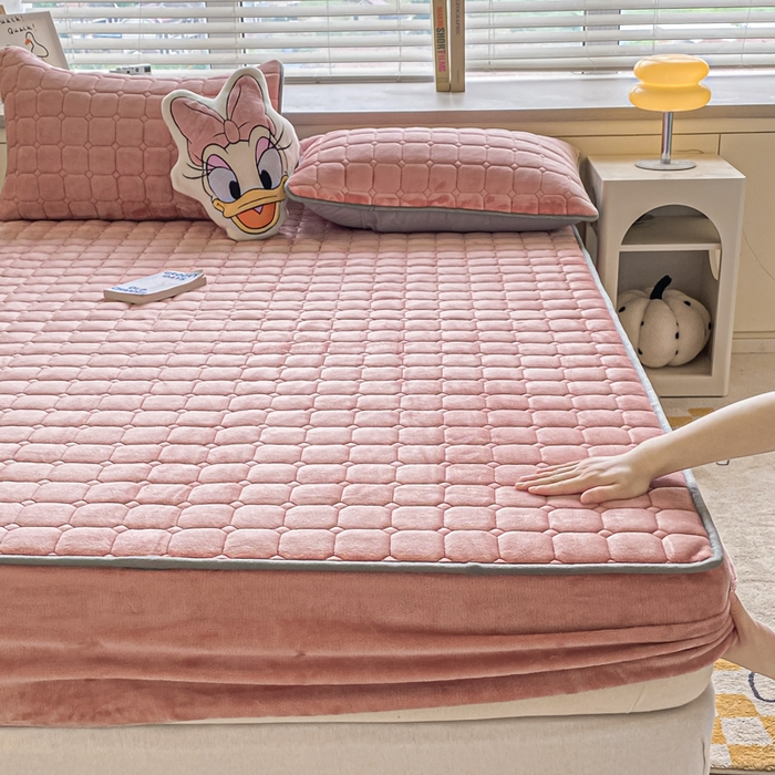 91家纺网 家纺一手货源 找家纺 卡伦家纺 2025新款A类牛奶绒大豆纤维抗菌夹棉床笠 红豆沙