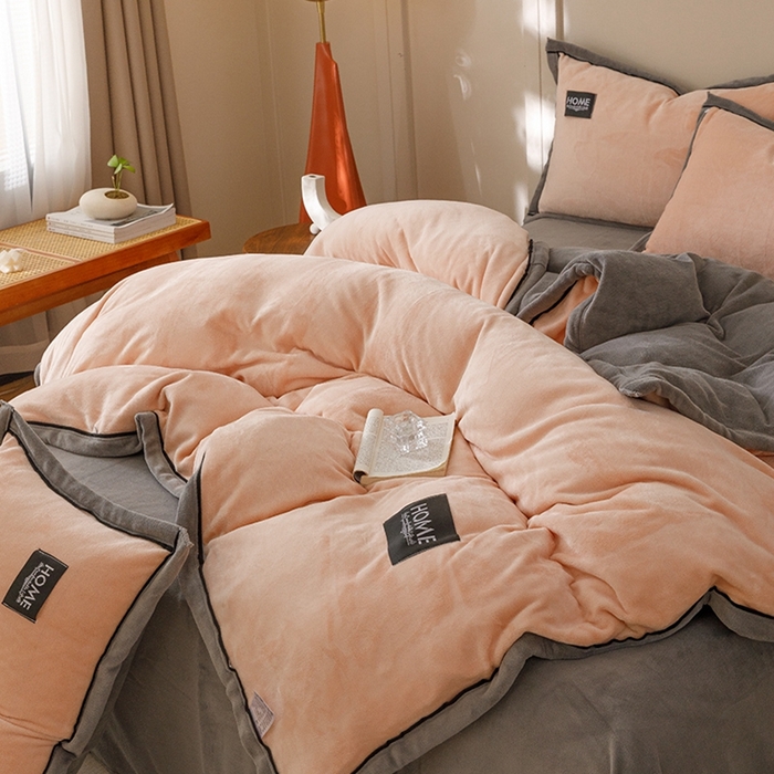 91家纺网 家纺一手货源 找家纺 蜜柚 2024新款纯色简约双拼高克重牛奶绒包边四件套 桃粉+高级灰