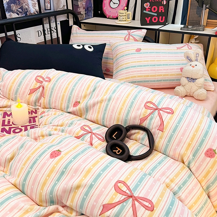 91家纺网 家纺一手货源 找家纺 HL原创 2024新款黑色场景印花牛奶绒四件套 彩虹糖