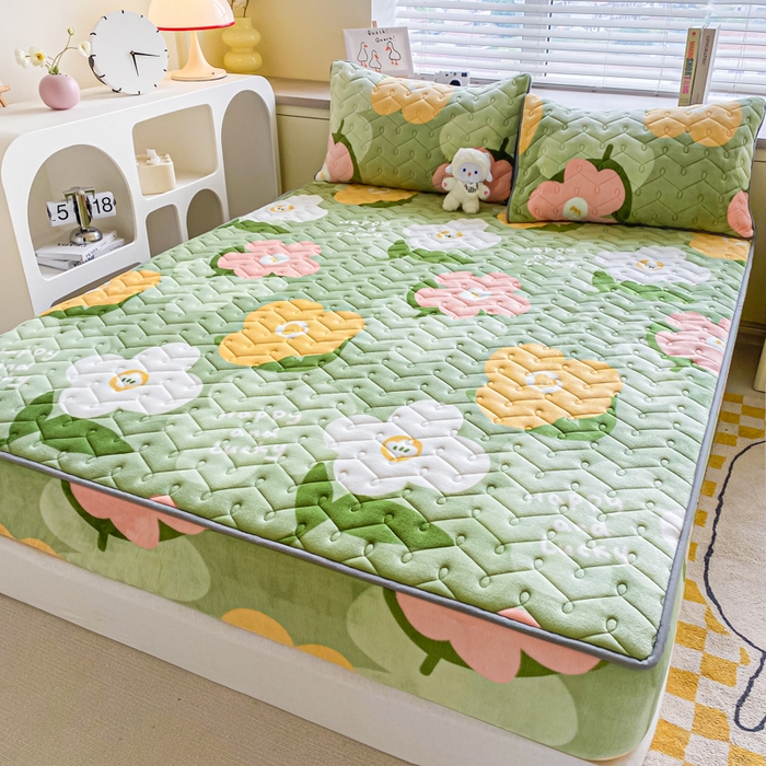 91家纺网 家纺一手货源 找家纺 卡伦家纺 2025新款A类牛奶绒大豆纤维抗菌夹棉床笠 花之谷