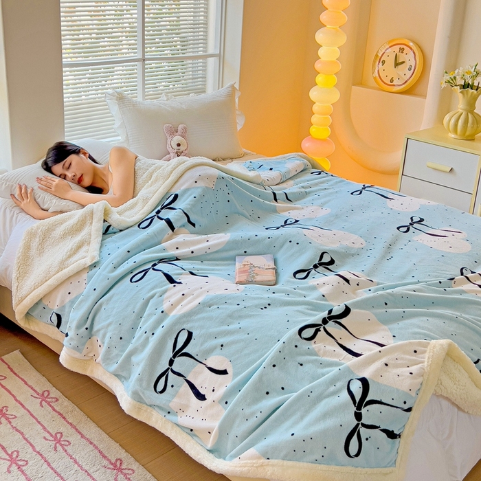 91家纺网 家纺一手货源 找家纺 鑫喜莱家纺 2024新款牛奶绒羊羔绒盖毯毛毯毯子午睡毯 蓝色蝴蝶结
