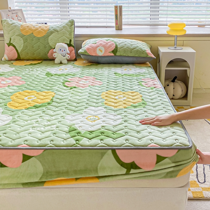 91家纺网 家纺一手货源 找家纺 卡伦家纺 2025新款A类牛奶绒大豆纤维抗菌夹棉床笠 花之谷