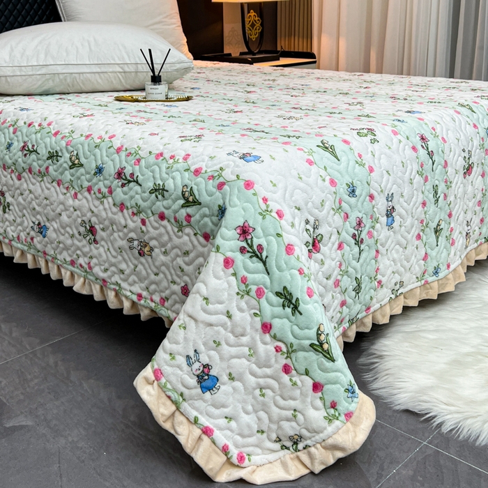 91家纺网 家纺一手货源 找家纺 有品 2025年牛奶绒花边5D跑量款夹棉床盖 花西子